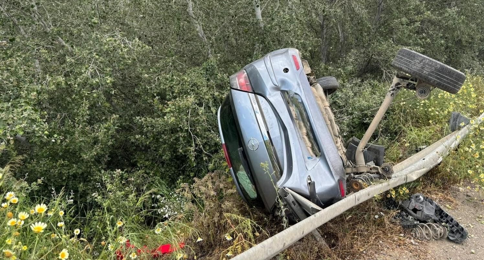 Un coche vuelca a la altura de Bollullos Par del Condado. Un coche vuelca a la altura de Bollullos Par del Condado.