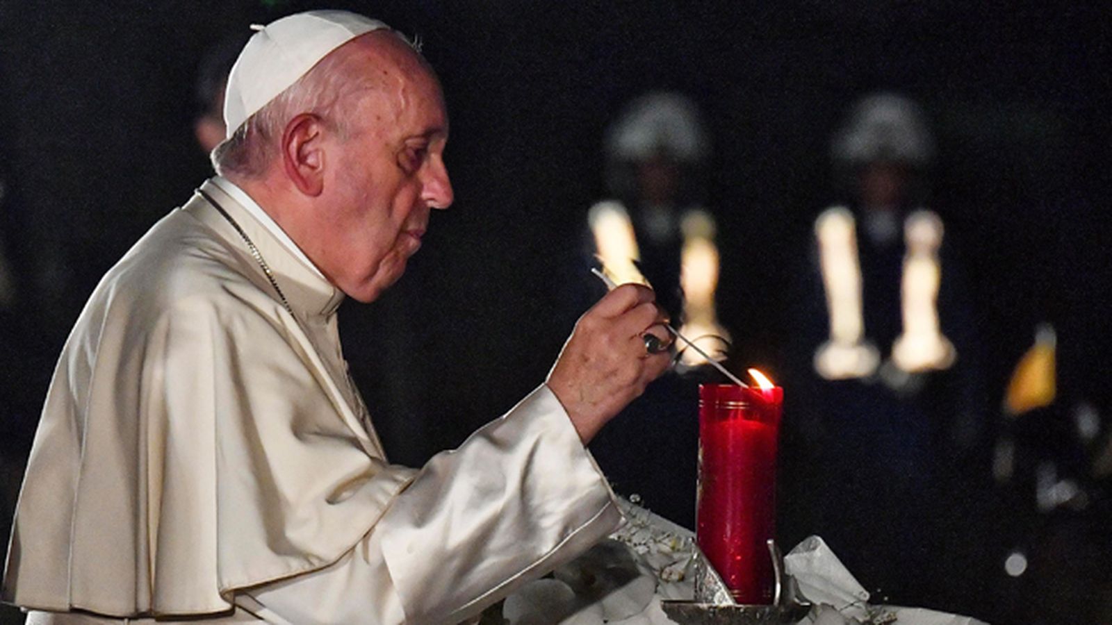 El Papa Francisco enciende una vela en recuerdo de las víctimas del ataque estadounidense.