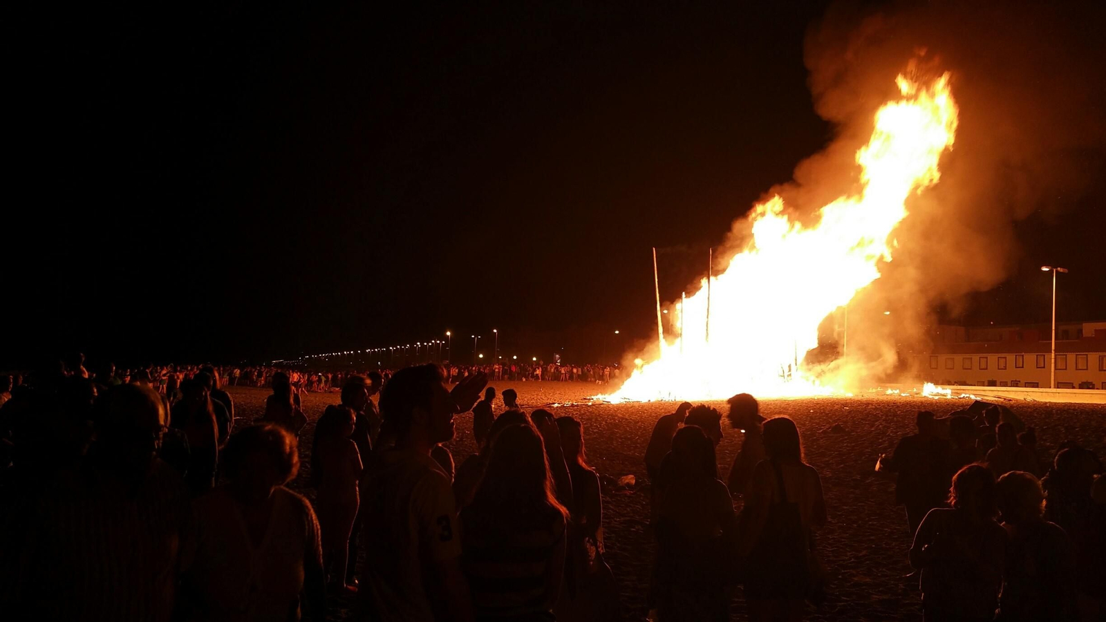 Una hoguera en la Noche de San Juan, en La Línea.