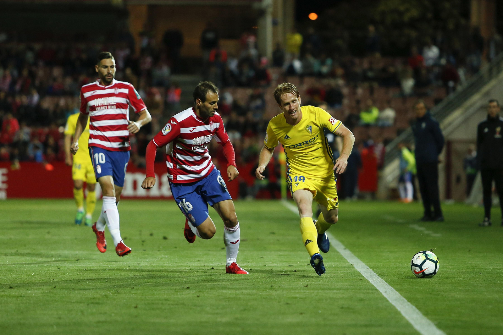 Álex Fernández no llega a un balón que se marcha por la línea de banda en el Granada-Cádiz de la pasada temporada.