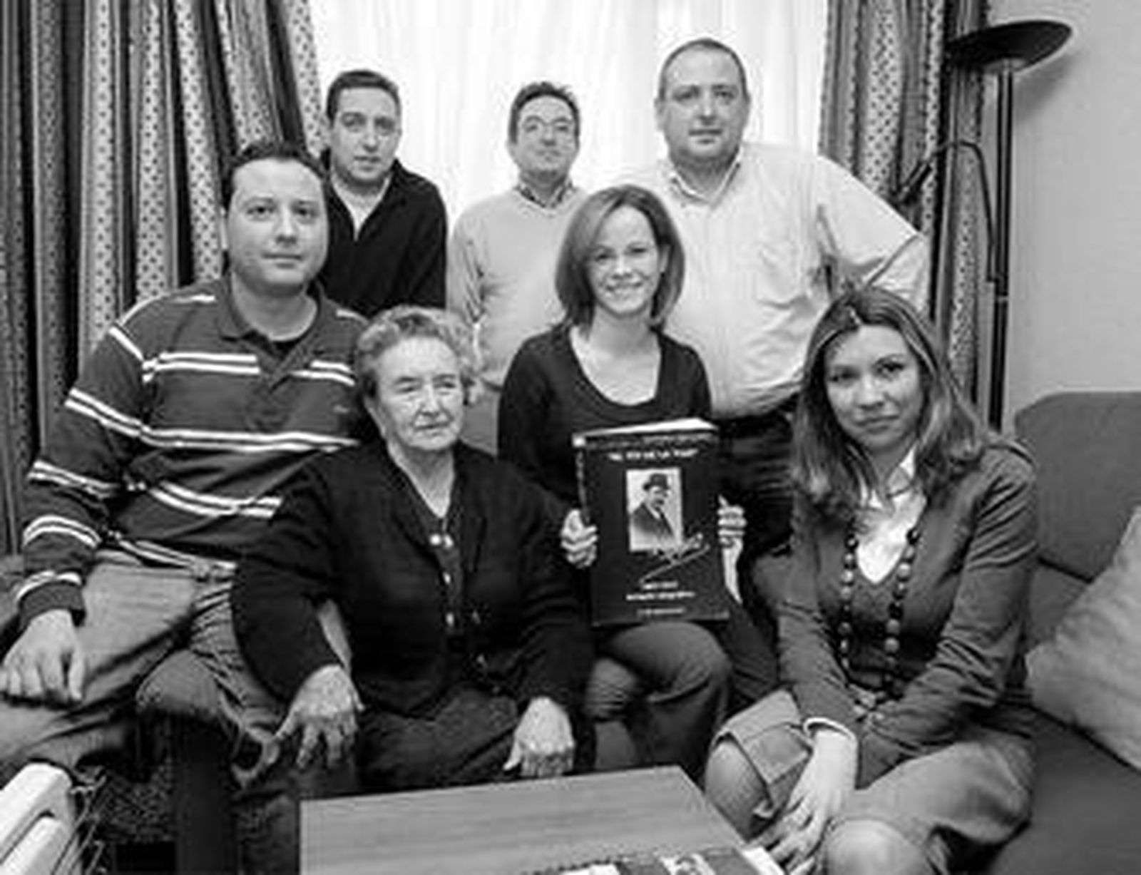 La nieta del Tío de la Tiza, (a la izquierda y sentada) con su biografía.