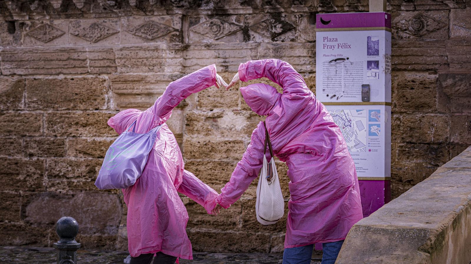 Hay gaditanos y turistas que han preferido ponerle buena cara a la lluvia, tan necesitada para evitar las restricciones de agua