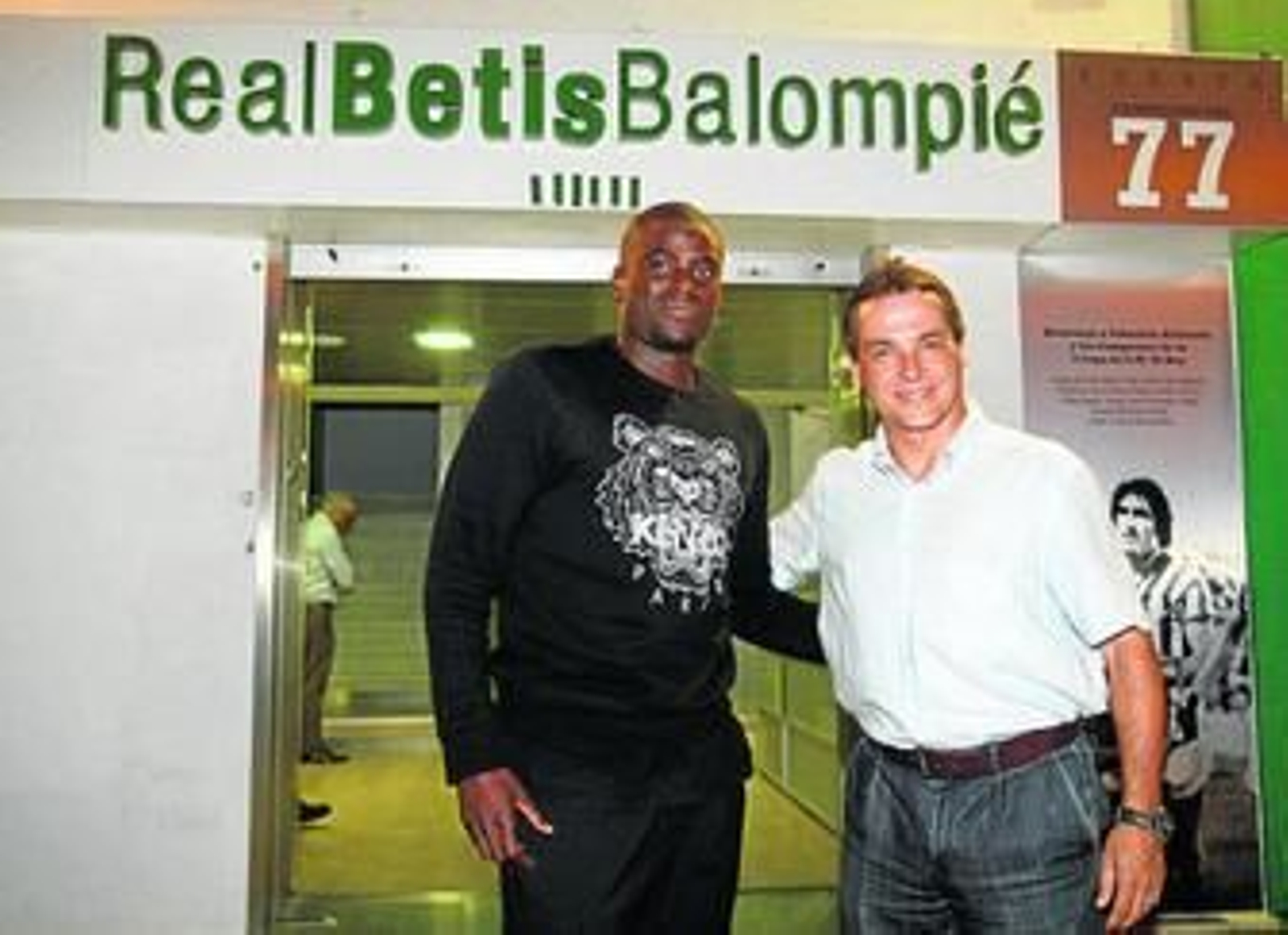 El francés Alfred N'Diaye posa junto a Alexis Trujillo, a su llegada anoche al Benito Villamarín.