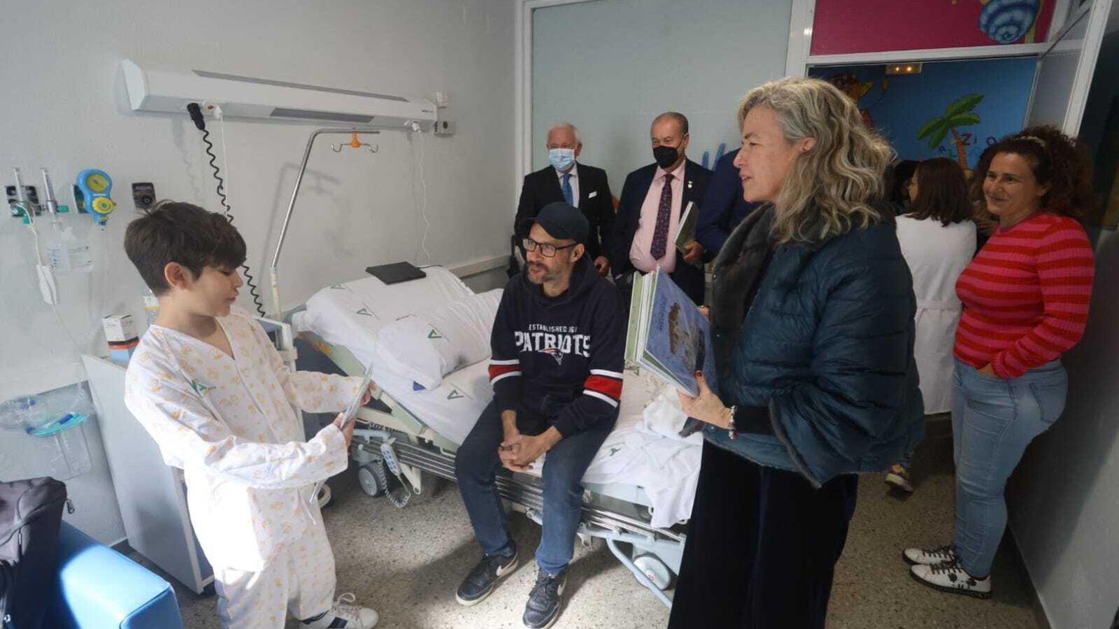 Los niños del Juan Ramón Jiménez reciben los recortables de Semana Santa 2024.