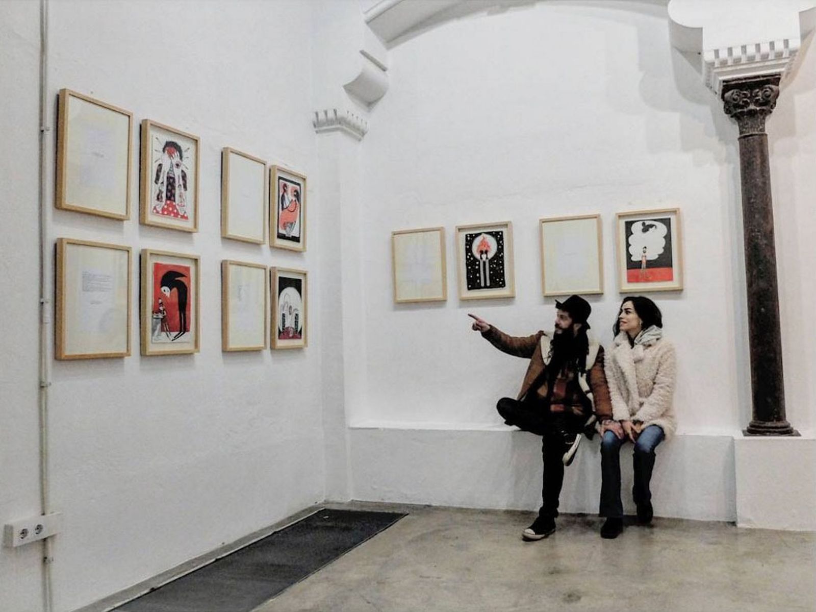El cantante Juanito Makandé y la ilustradora Linnea Johansson, el jueves, en la galería Delimbo.