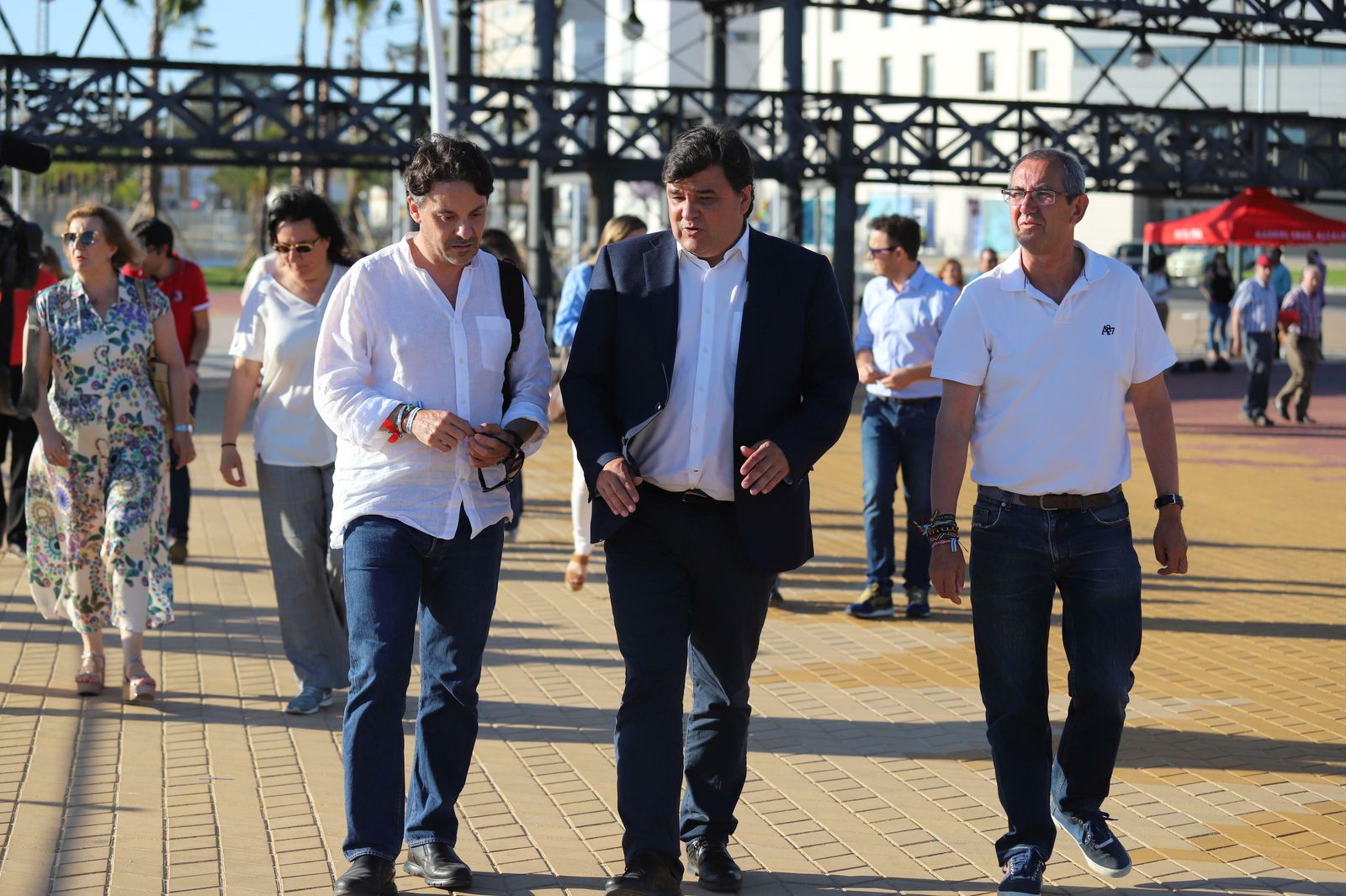 El alcalde y candidato del PSOE, Gabriel Cruz, conversa con Jesús Manuel Bueno a su llegada al Paseo de la Ría.