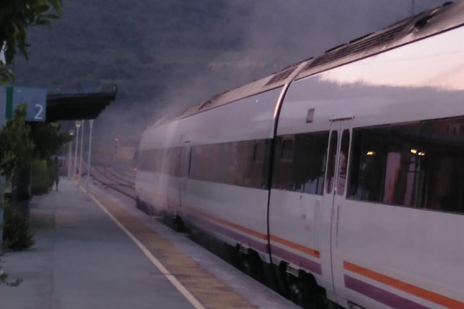 Tren envuelto en humo al llegar a la estación de Gaucín
