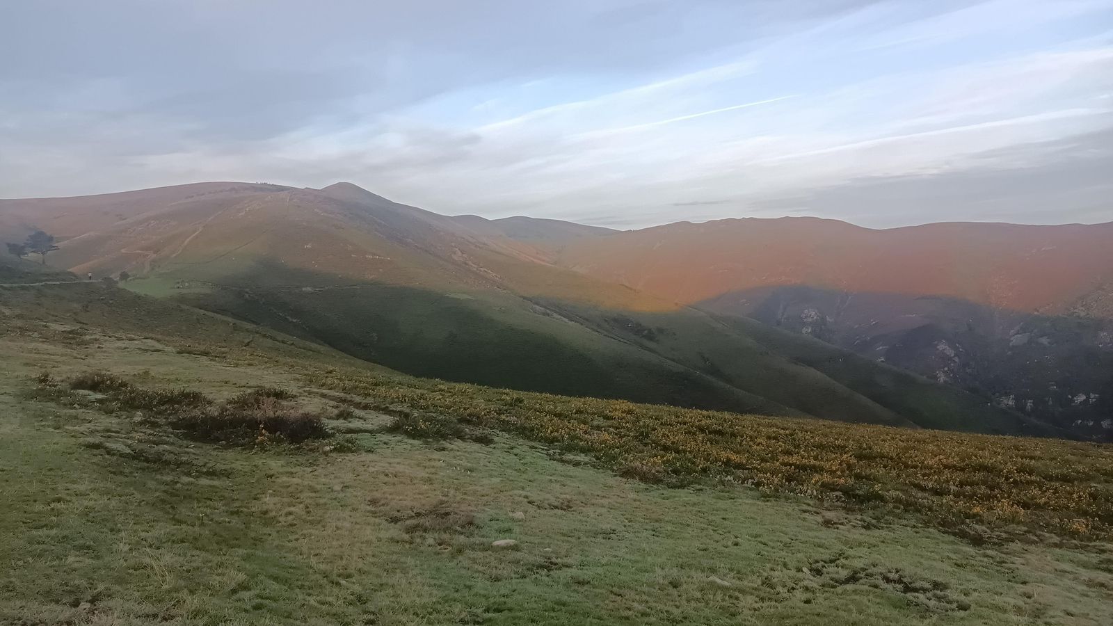 Los tonos de colores al amanecer en la sierra son preciosos.