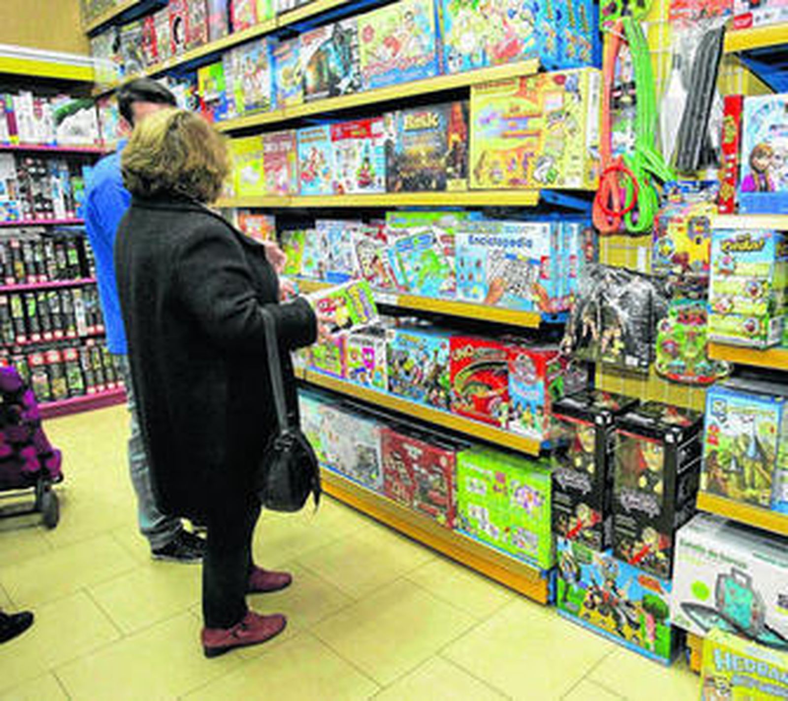 Una mujer conversa con el dependiente antes de adquirir un regalo.