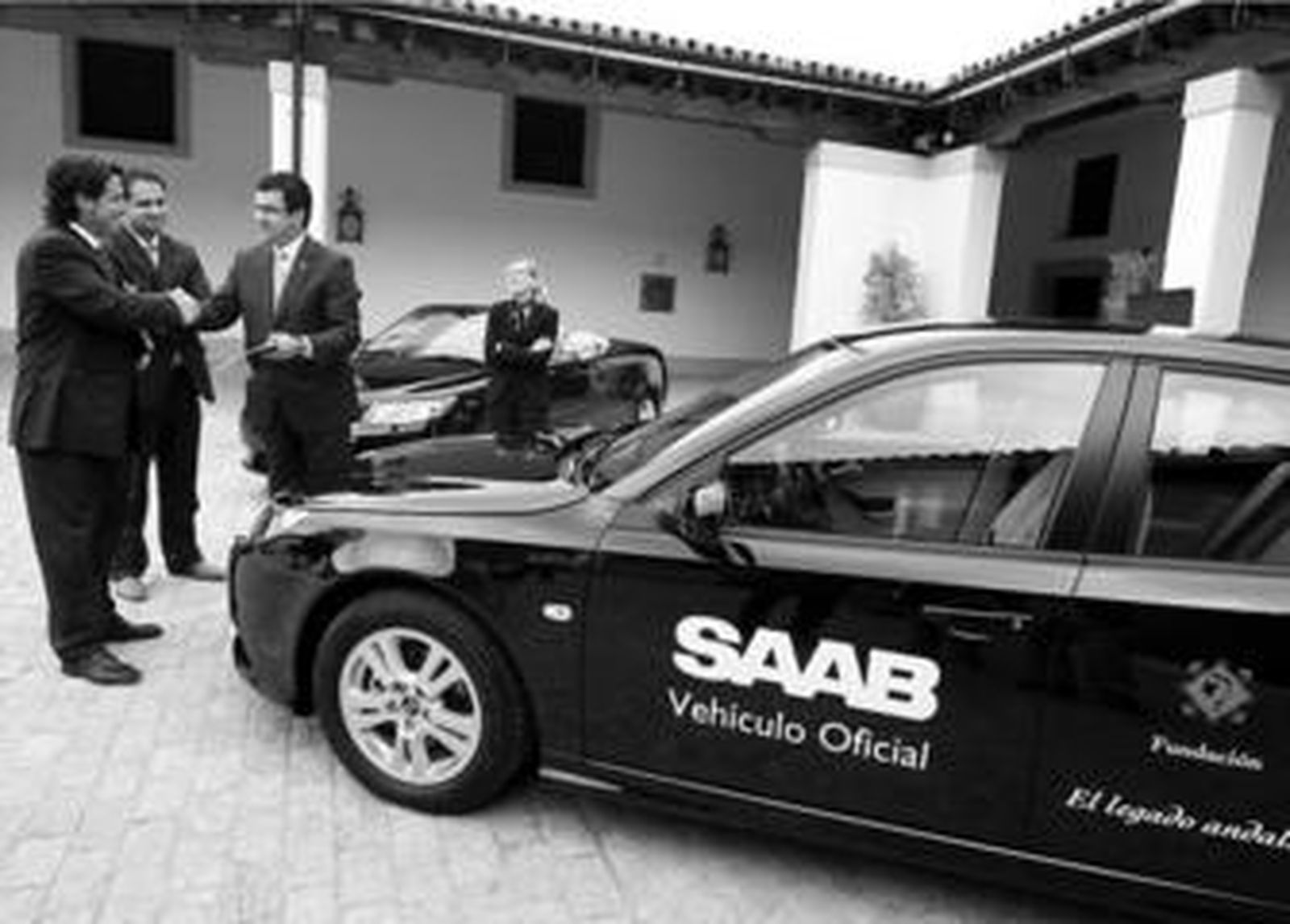 Momento de la entrega del vehículo Saab a la Fundación El Legado Andalusí, ayer en La Atalaya.