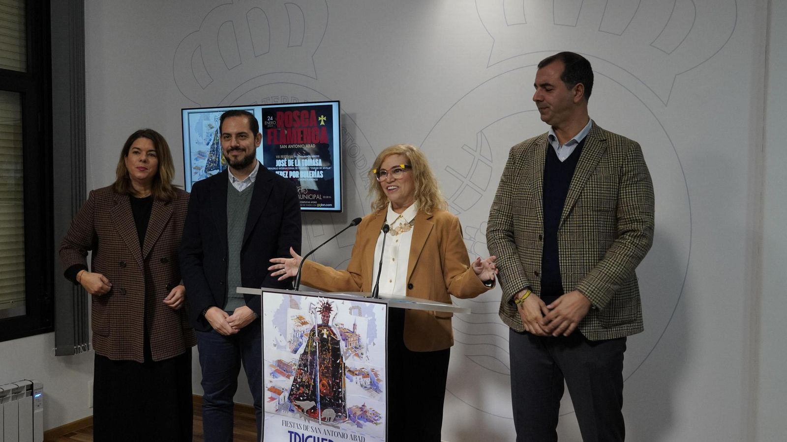 Gracia Baquero entre Benito Conde y Vidal Blanco en la presentación de las fiestas de Trigueros.