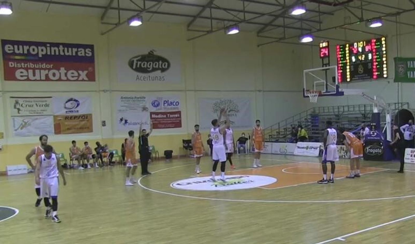 Lance del encuentro entre el Morón y el MArbella.