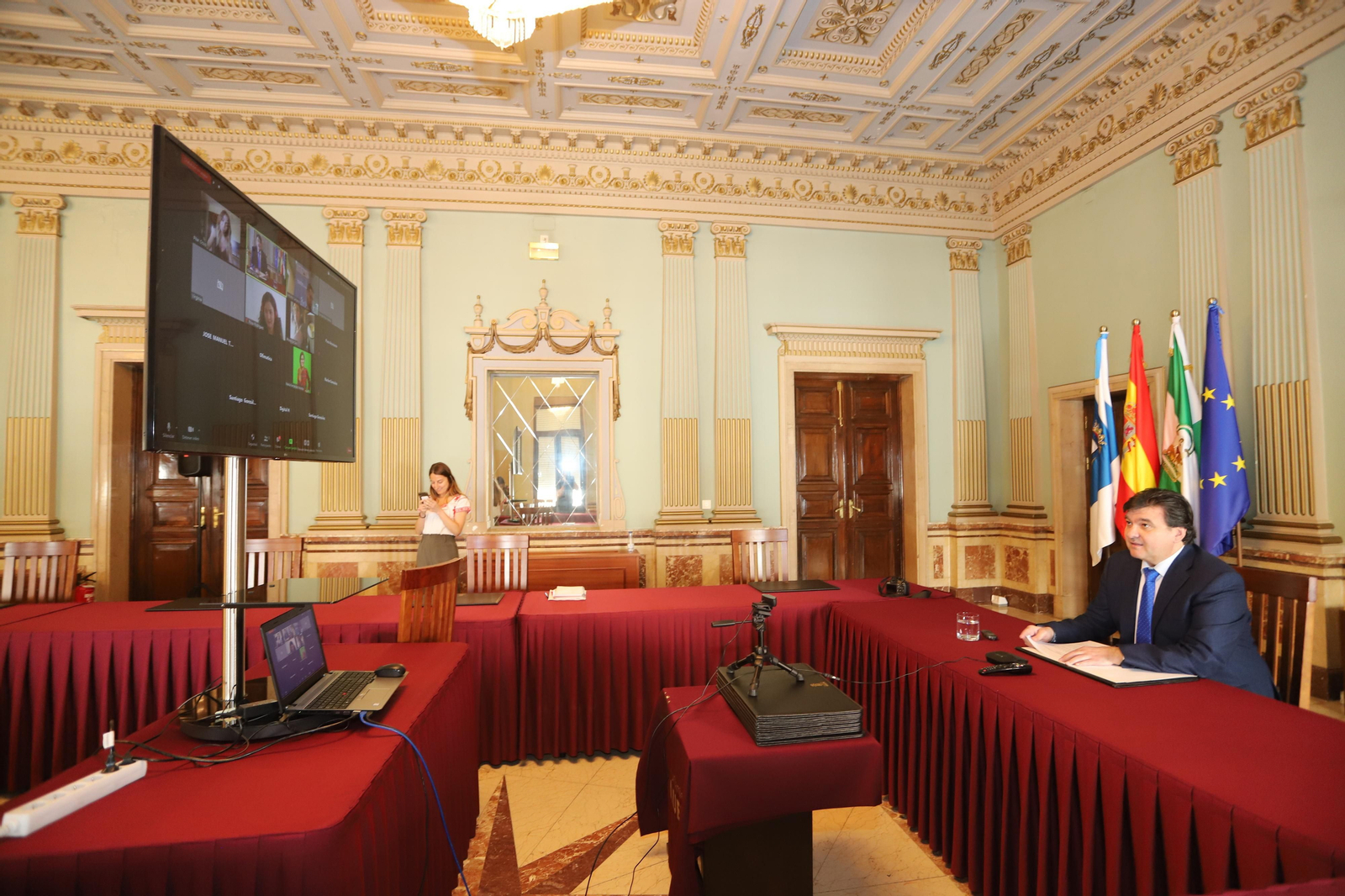 Imágenes de la primera rueda de prensa telemática del alcalde de Huelva Gabriel Cruz