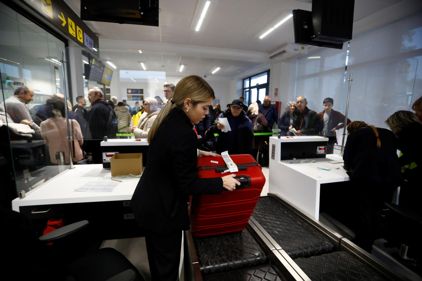 El despegue del el primer vuelo chárter a Europa en el aeropuerto de Córdoba, en imágenes