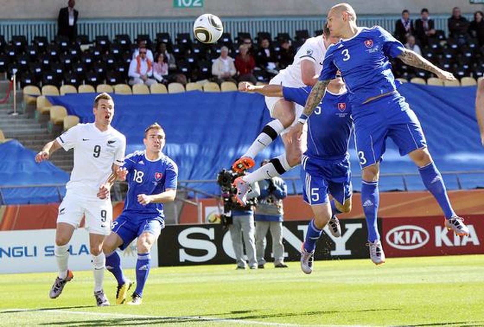 Martin Skrtel, central eslovaco del Liverpool, salta por un balón mientras su compañero Zabavnik es empujado.

Foto: Efe