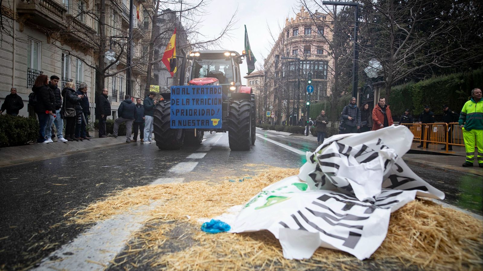 La tractorada atraviesa Gran Vía en Granada
