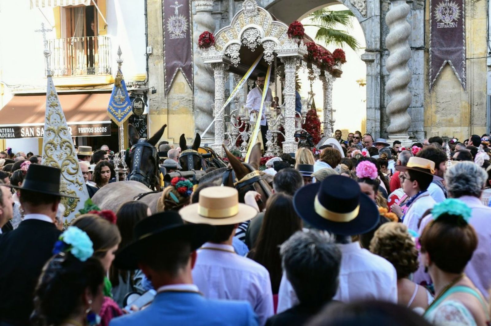 Un momento de la salida de la hermandad de la Virgen del Rocío desde San Pablo.