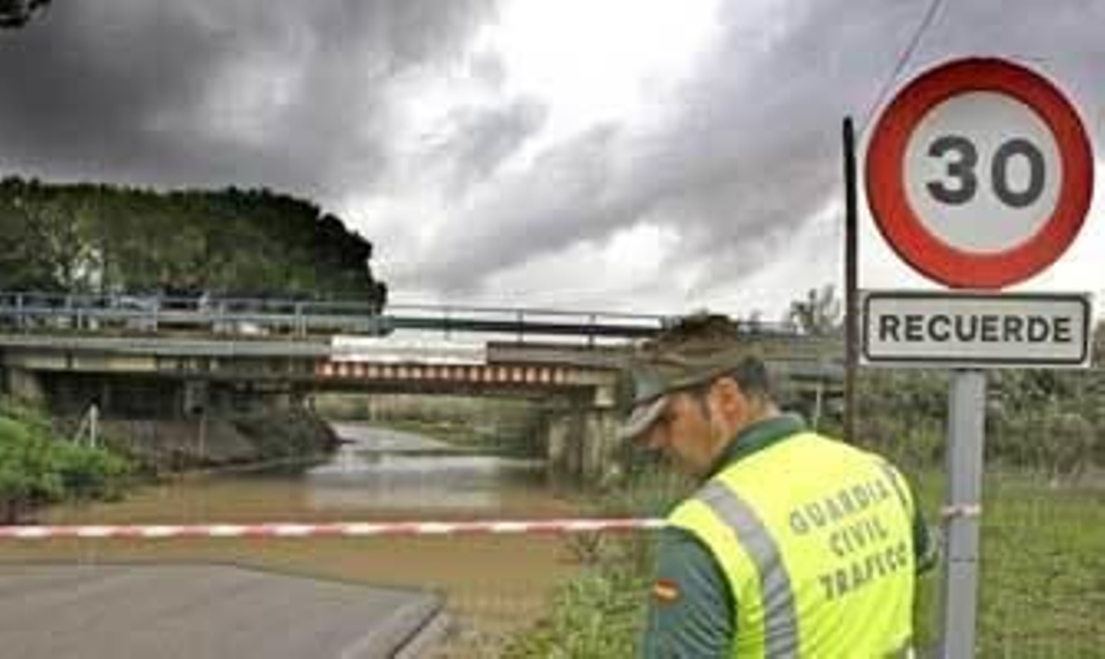 Un guardia civil controla el acceso a la carretera que lleva a El Portal desde la glorieta de la carretera de La Ina. /Pascual