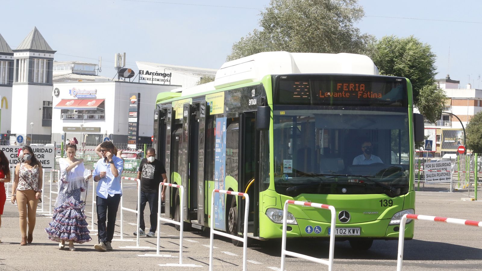 Un autobús especial de Feria, en la parada del recinto ferial.
