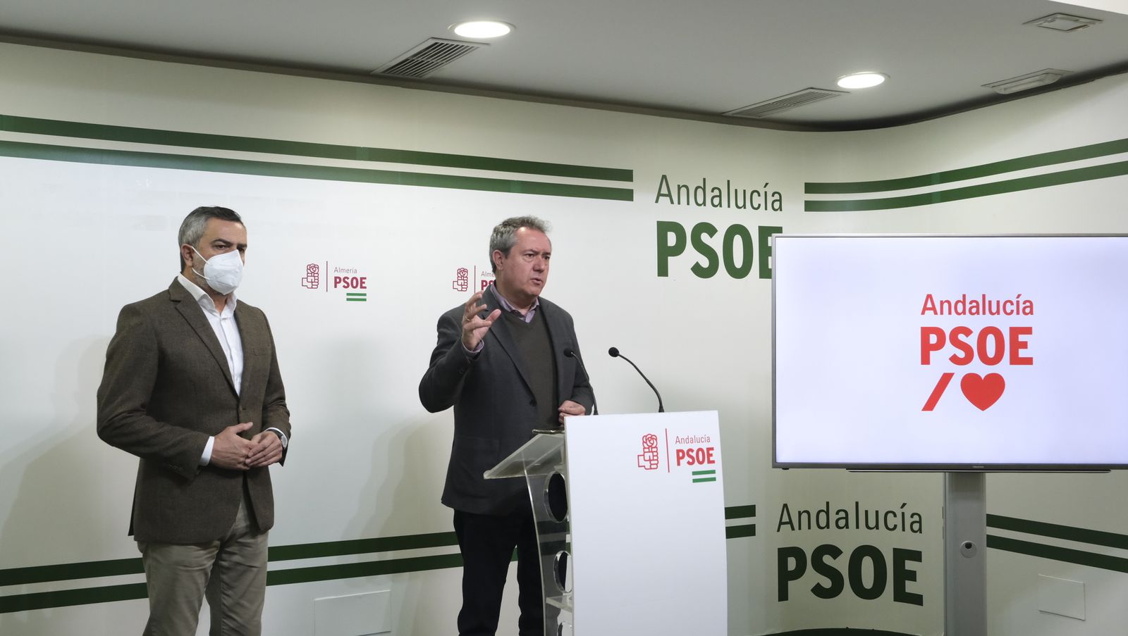 Imágenes de la visita del Secretario General del PSOE-A, Juan Espadas, a Almería.
