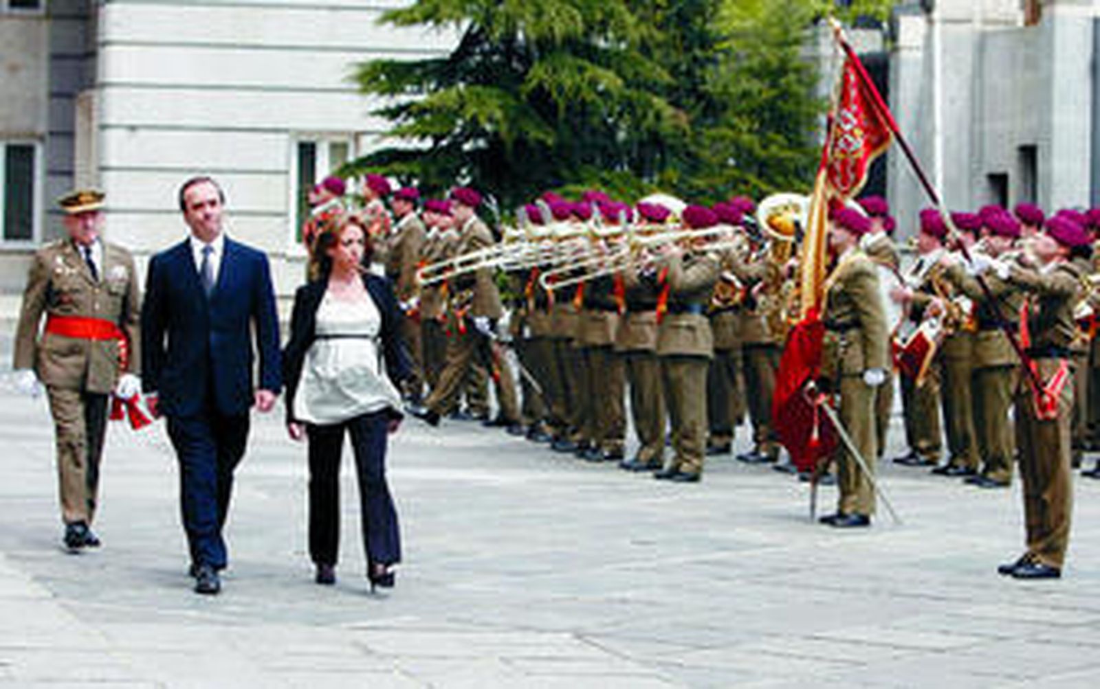 Chacón, acompañada del ex ministro de Defensa José Antonio Alonso, pasa revista a las tropas en su toma de posesión.