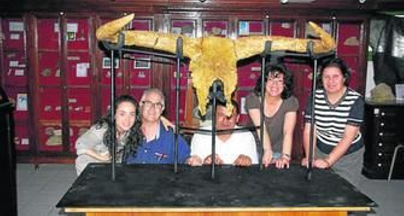 El equipo de Bienvenido Martínez (segundo por la izquierda) posa con el descomunal cráneo de uro.