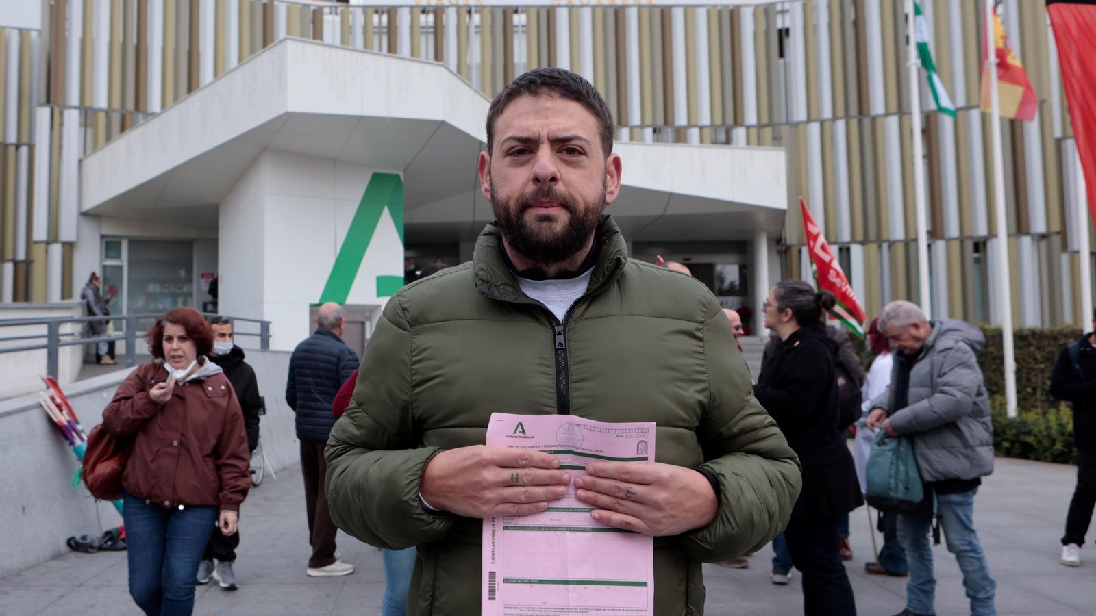 Álvaro Brenes, con la hoja de reclamación interpuesta en el Macarena.