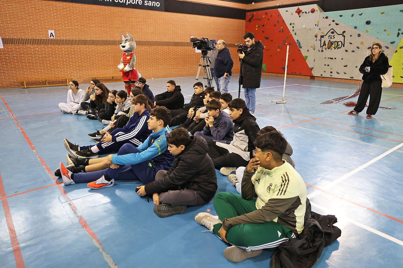 Exhibición práctica con alumnos y alumnas para promocionar el Campeonato de Europa de Bádminton en Huelva
