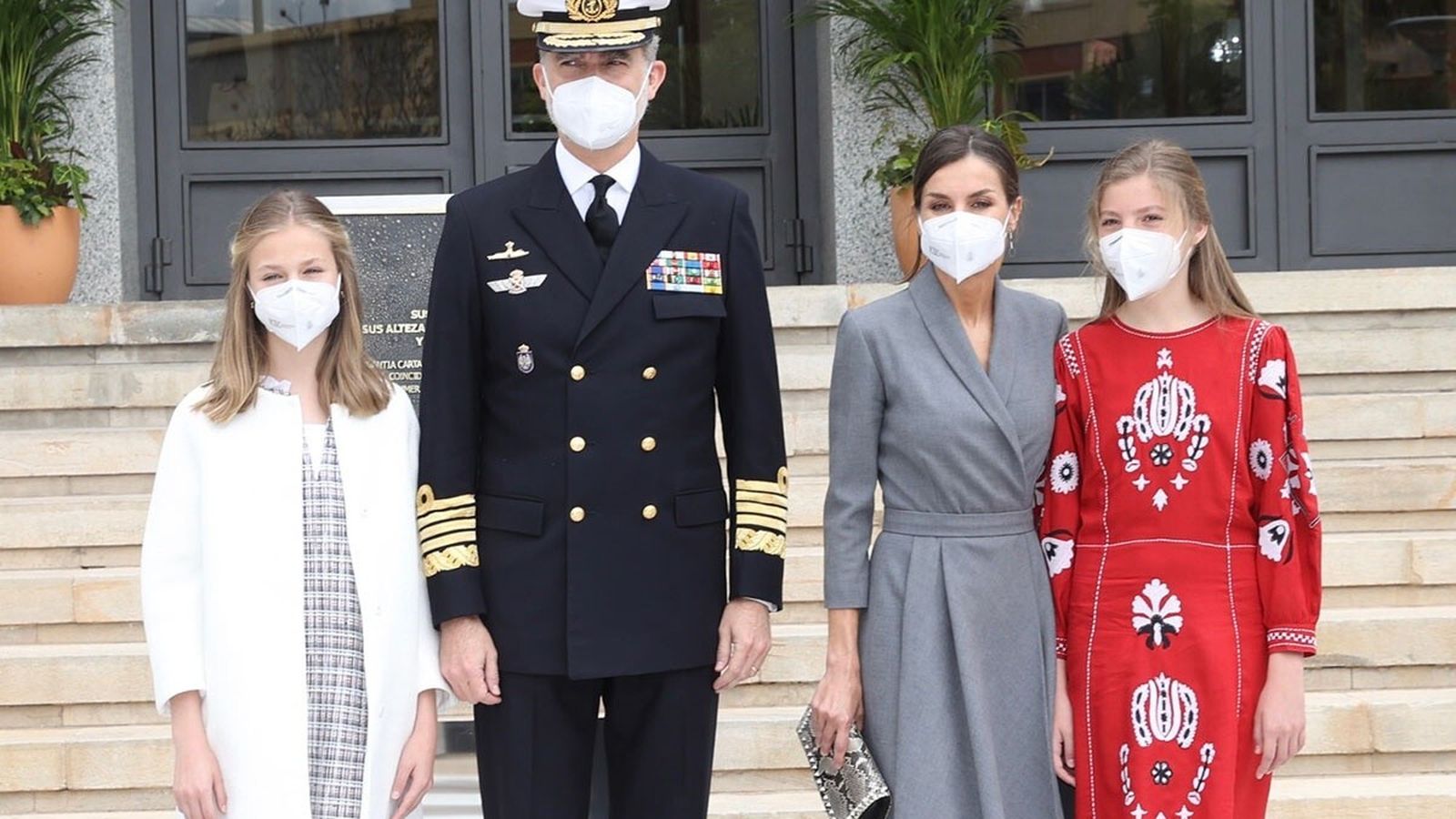 Con sus padres, los Reyes, y la infanta Sofía, en un acto oficial el pasado año.