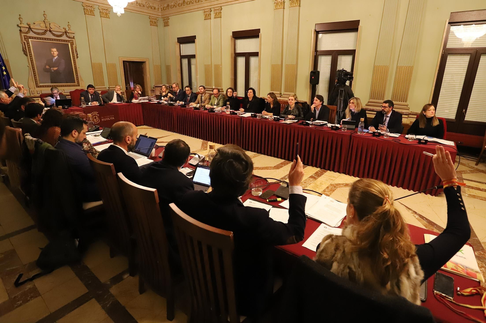 Imágenes del pleno del Ayuntamiento de Huelva