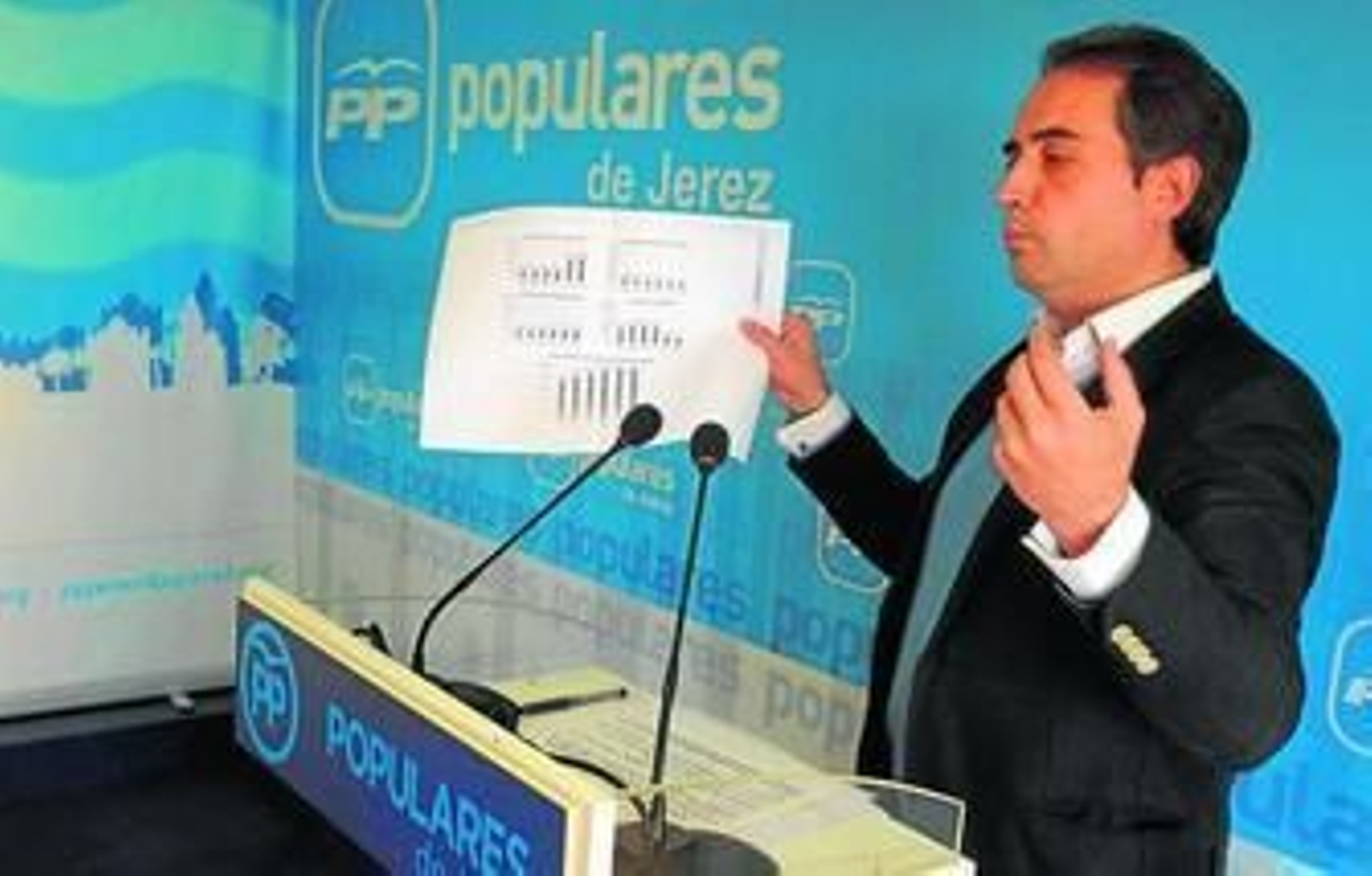 Antonio Saldaña muestra ayer datos y tablas sobre la deuda municipal en la sede local del PP. Antonio Saldaña muestra ayer datos y tablas sobre la deuda municipal en la sede local del PP.
