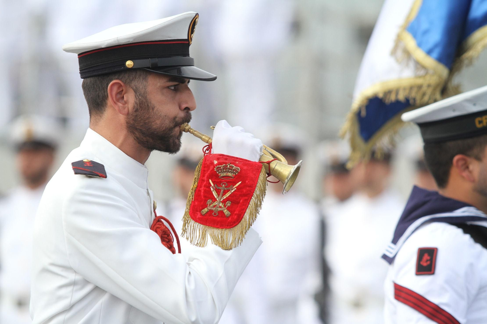 Entrega de la bandera de combate a la fragata Cristobal Colón