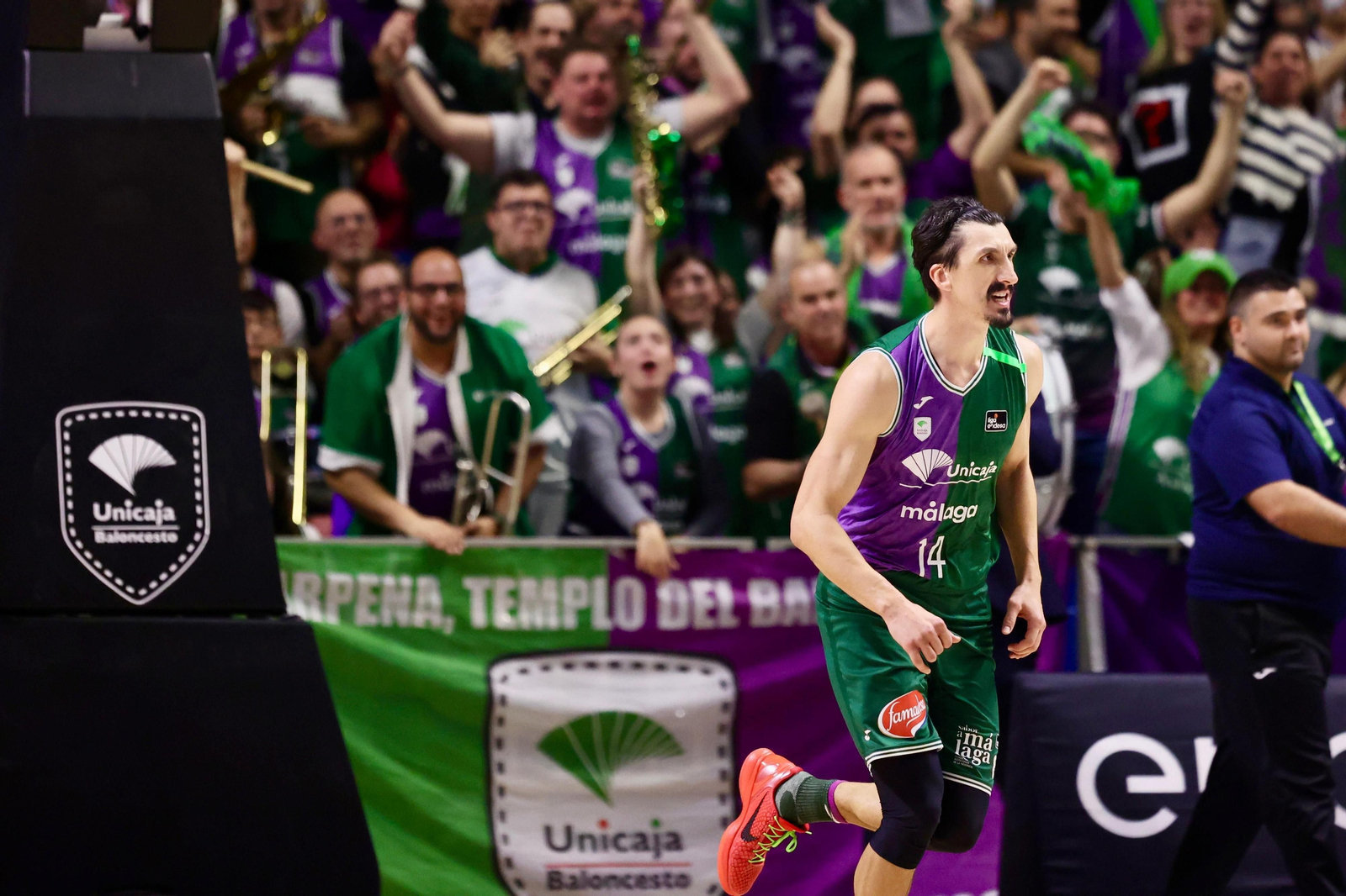 Djedovic celebra una canasta. Djedovic celebra una canasta.