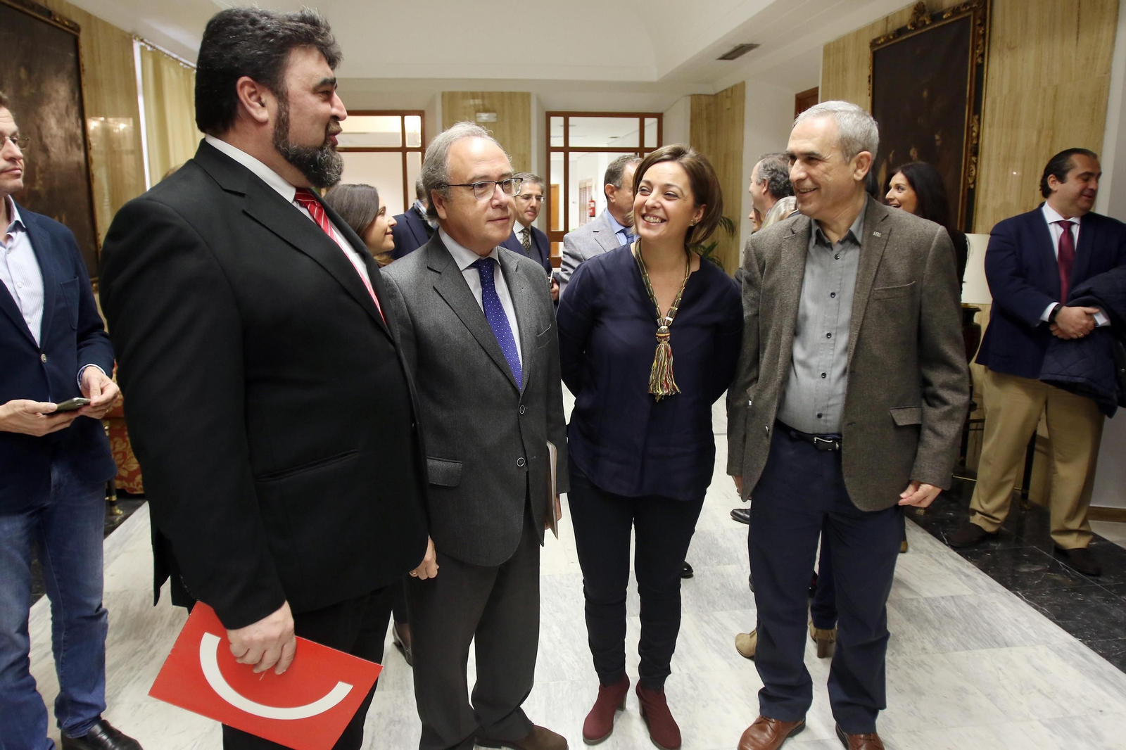 Vicente Palomares, Antonio Díaz, Isabel Ambrosio y Rafael Rodríguez, ayer en el Ayuntamiento, antes de la firma del acuerdo.