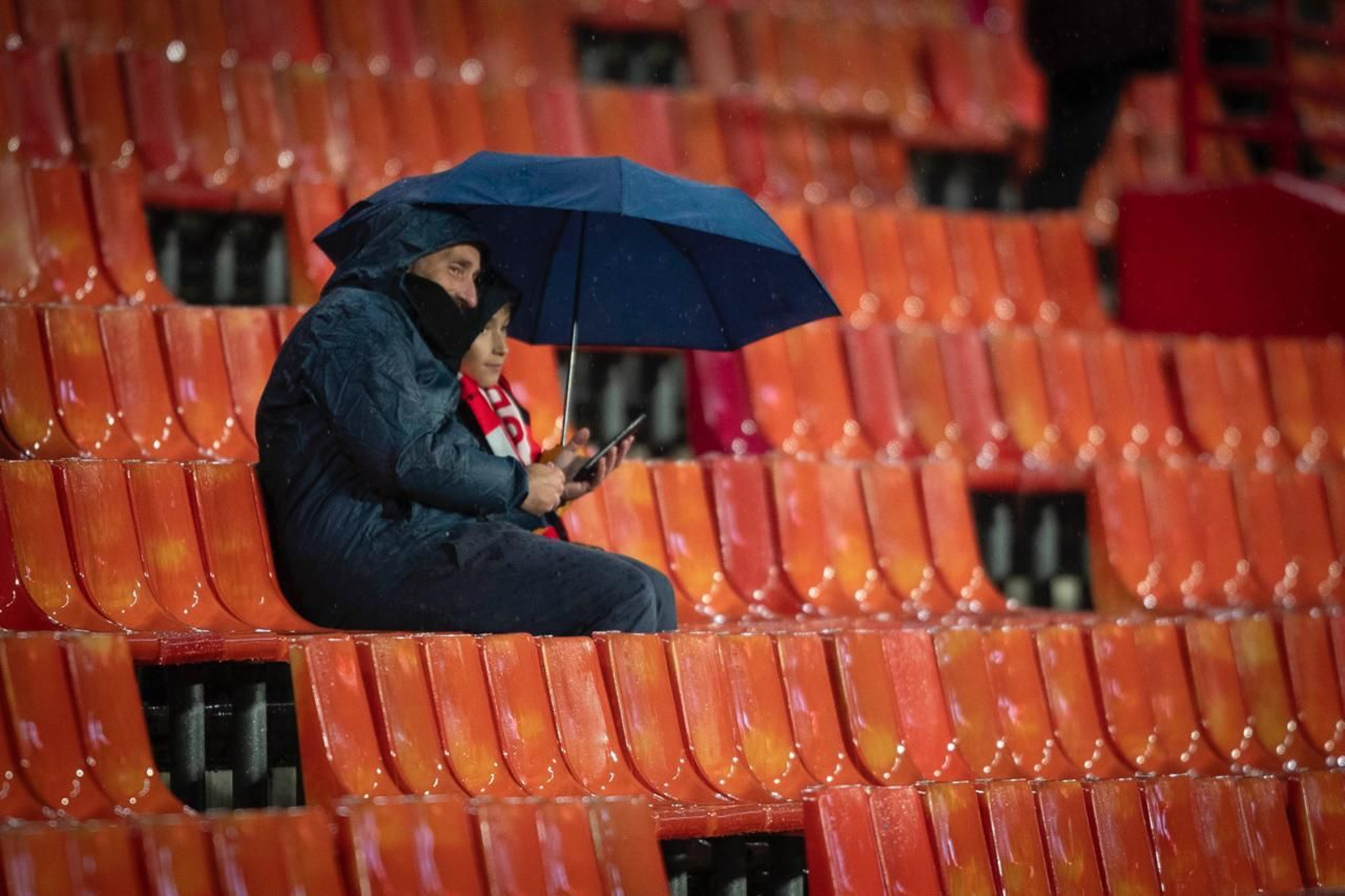 Encuéntrate en la grada de Los Cármenes durante el Granada-Albacete