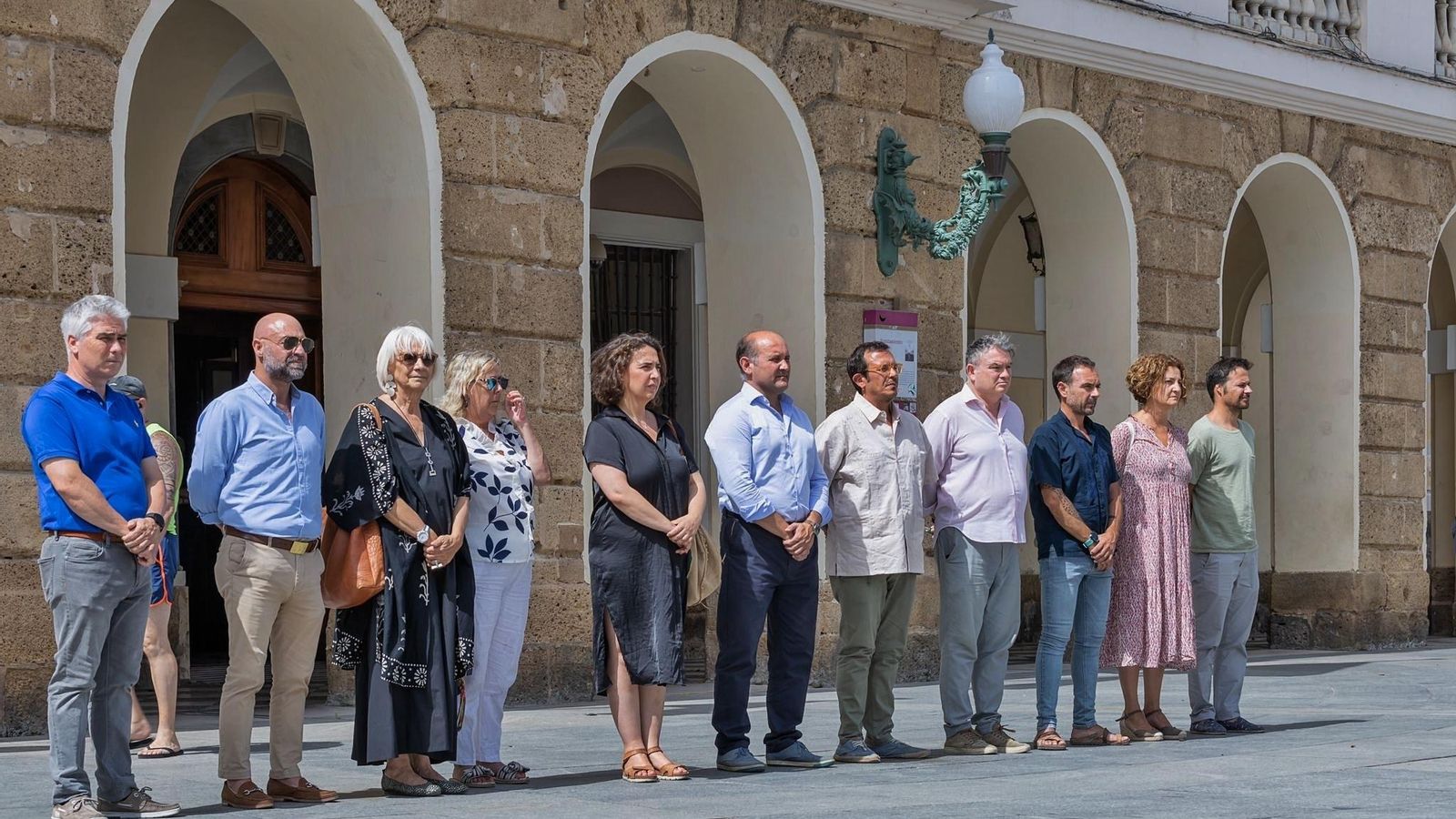 Momento de los cinco minutos de silencio delante del Ayuntamiento.