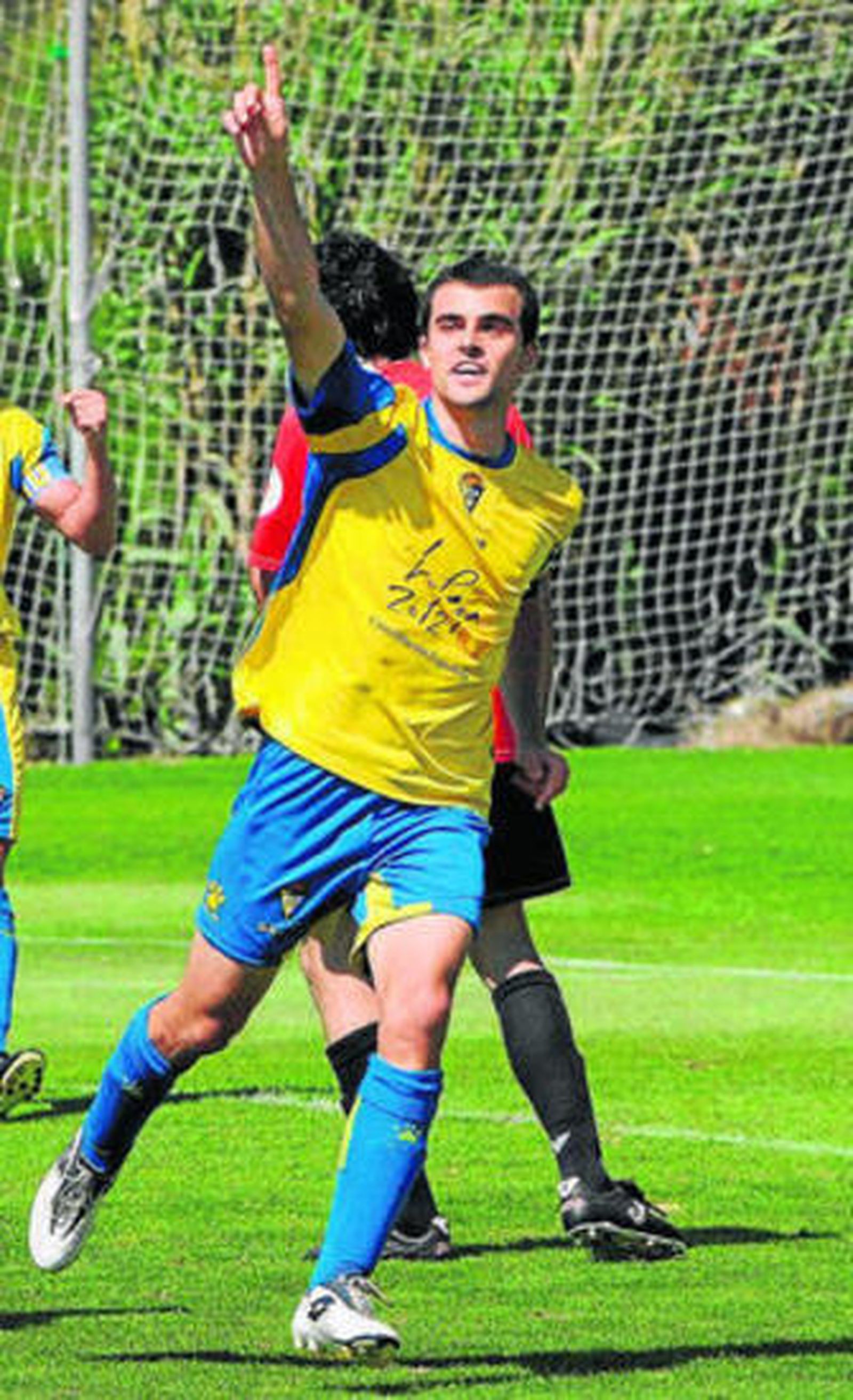 Rubén Pérez celebra un gol con el Cádiz B la pasada temporada.