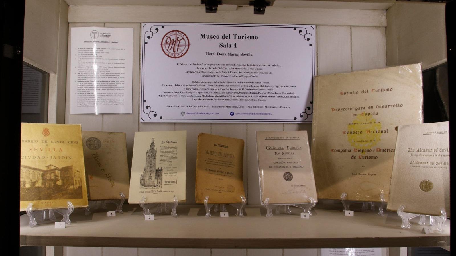 Algunas de las primeras guías oficiales de turismo y hoteles editadas.