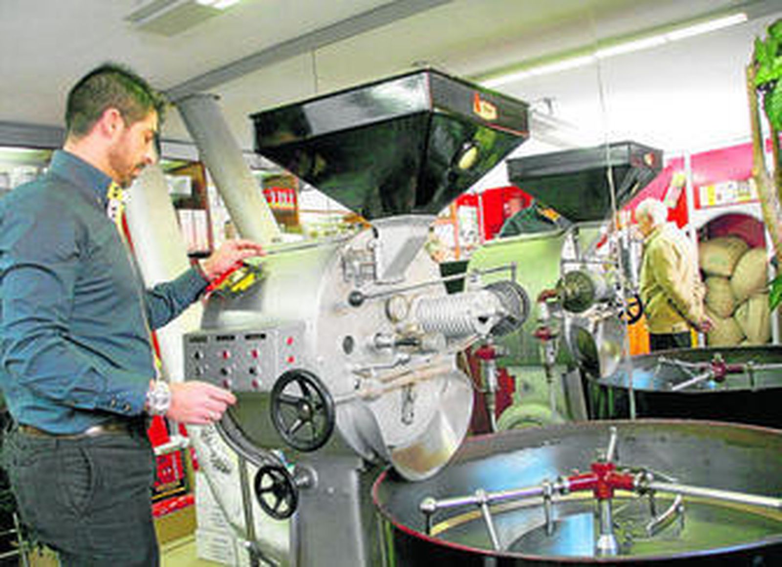 La máquina de tueste lleva 40 años ejerciendo su función de manera diaria en esta firma tradicional y de origen familiar.