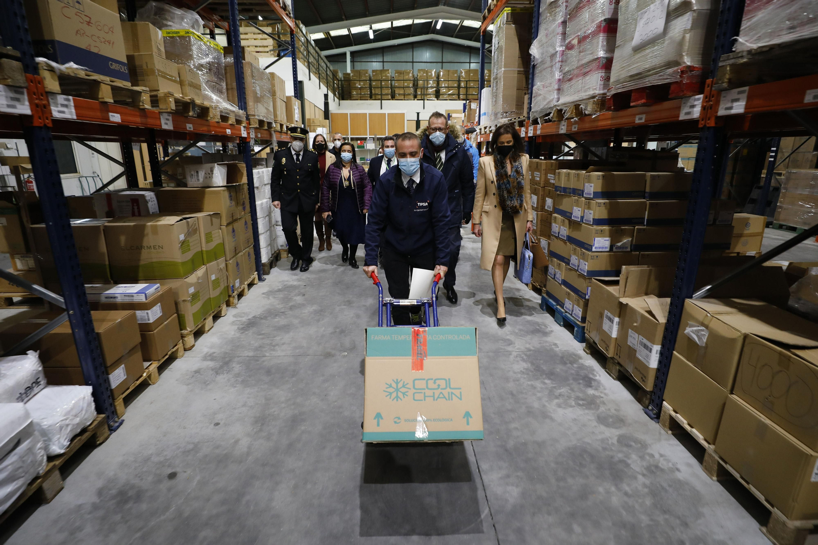 Un operario con un carrito que lleva las vacunas en Granada