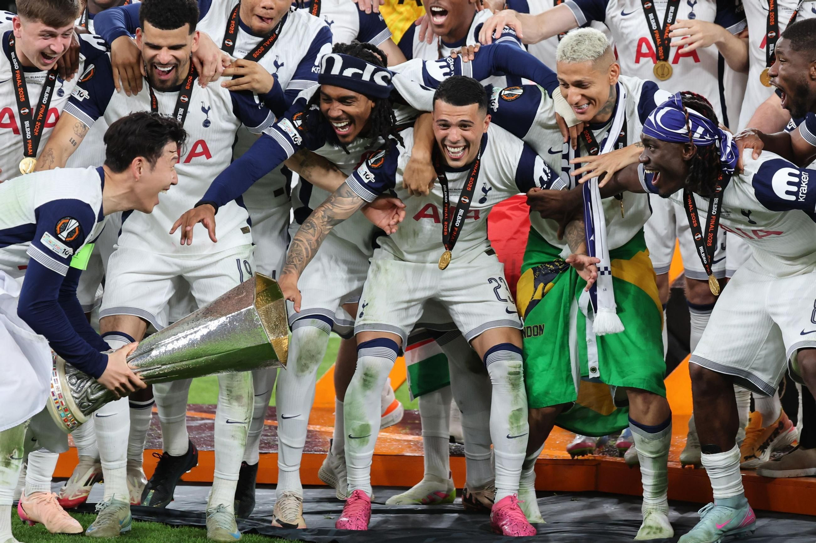 El surcoreano Son levanta la copa de la Europa League en Bilbao la semana pasada.