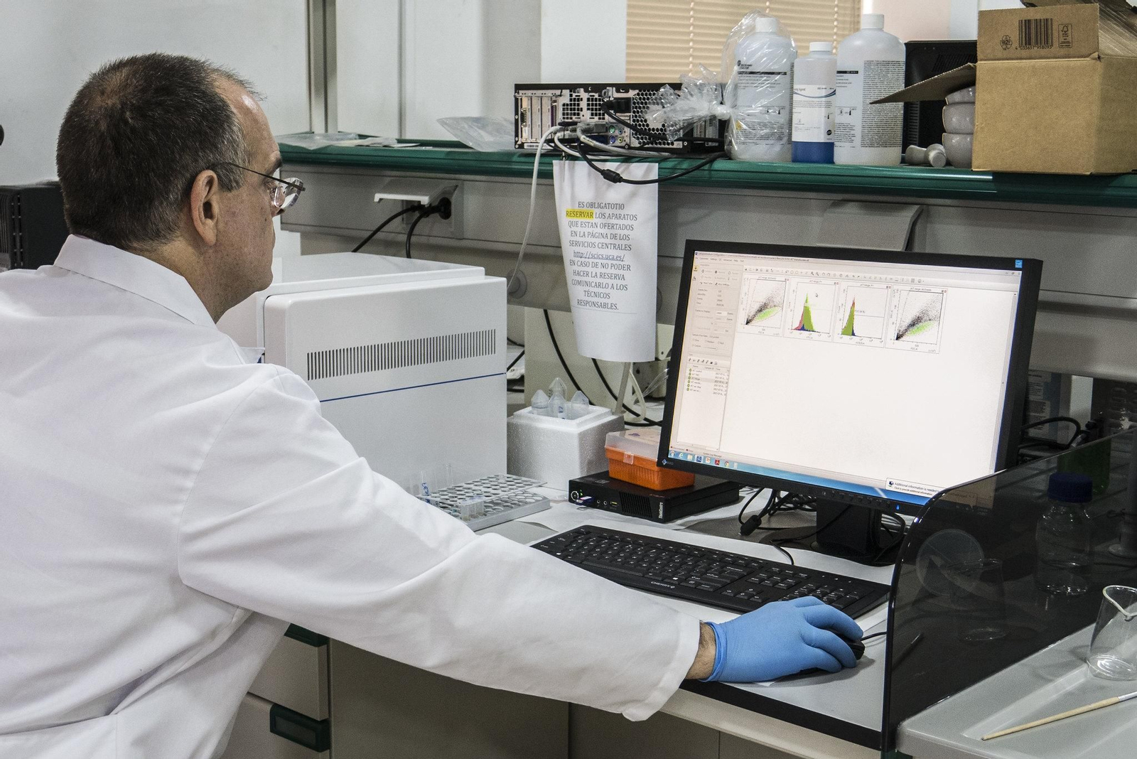 Uno de los investigadores de la UCA en el Instituto de Innovación e Investigación Biomédica de Cádiz. Uno de los investigadores de la UCA en el Instituto de Innovación e Investigación Biomédica de Cádiz.