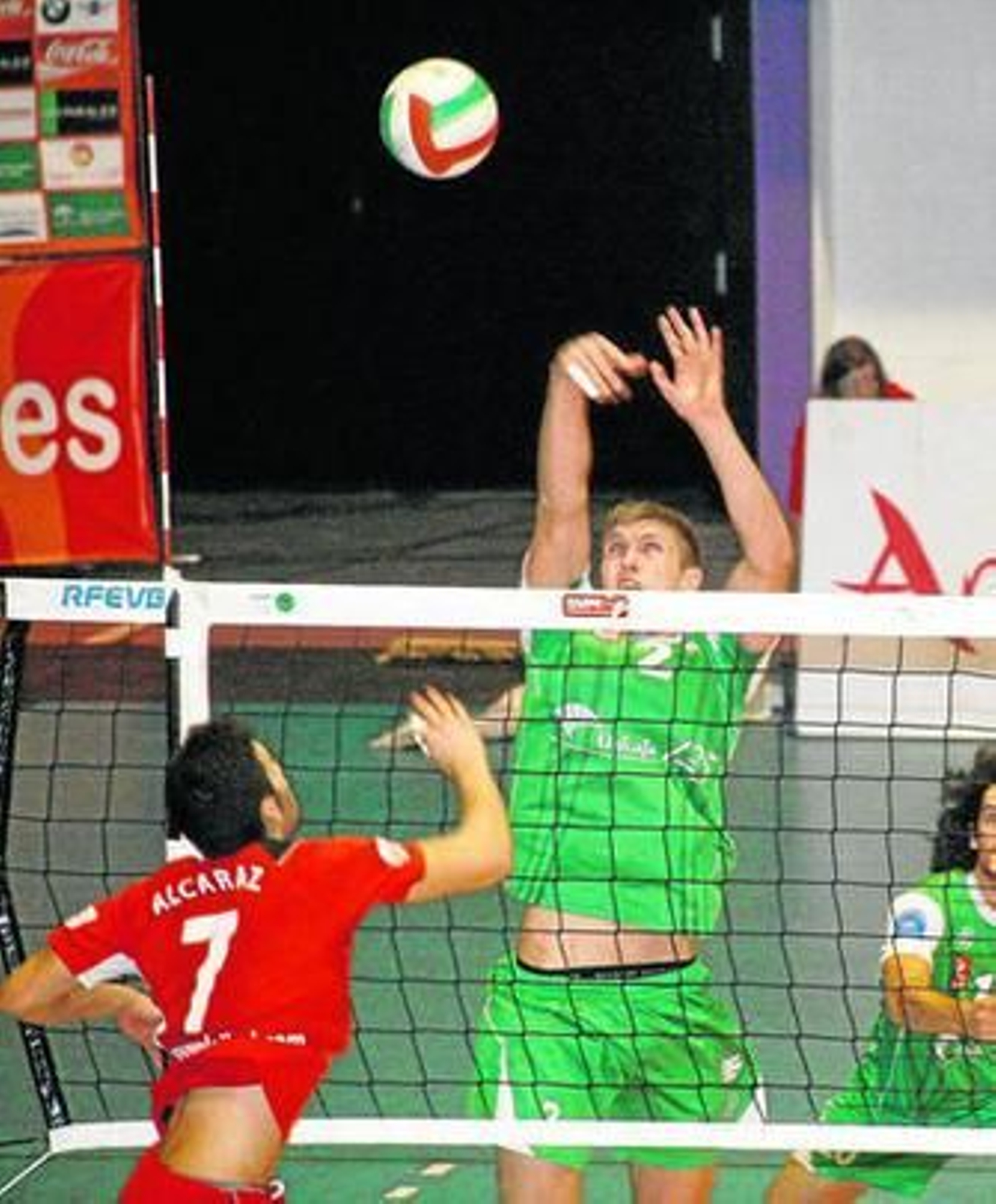 Howatson pugna en la red durante el encuentro de ida frente a Tarragona en Viator.