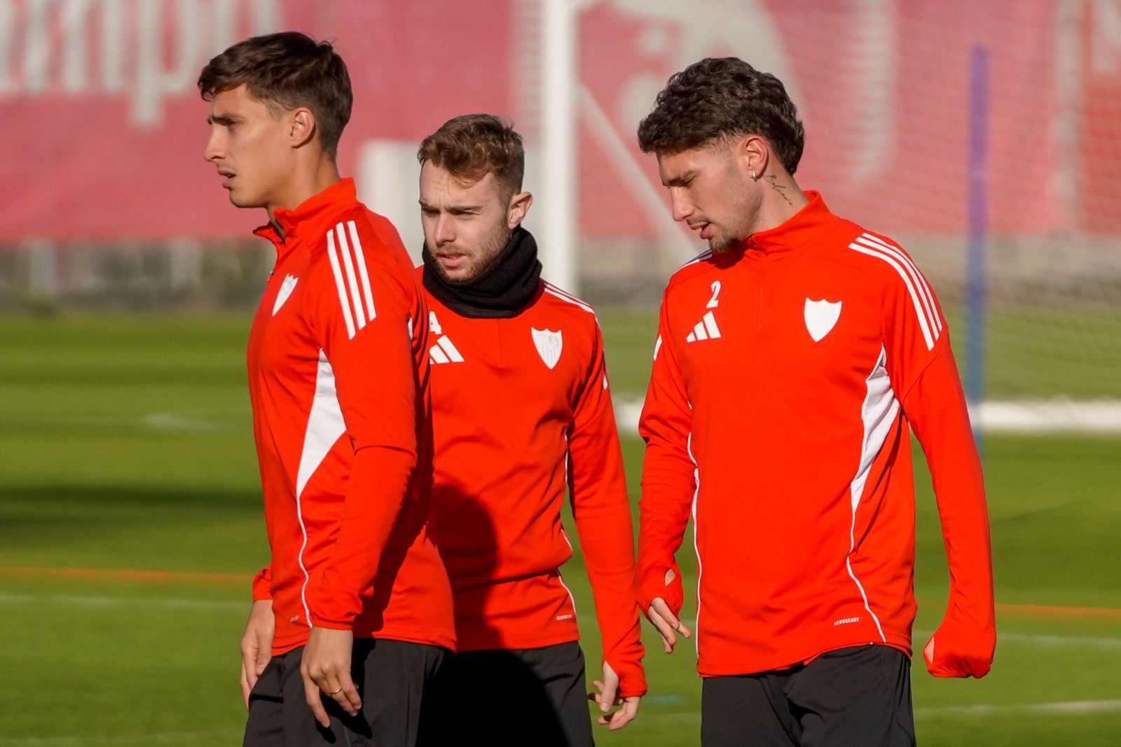 Gattoni camina junto a Peque y Carmona en un entrenamiento.