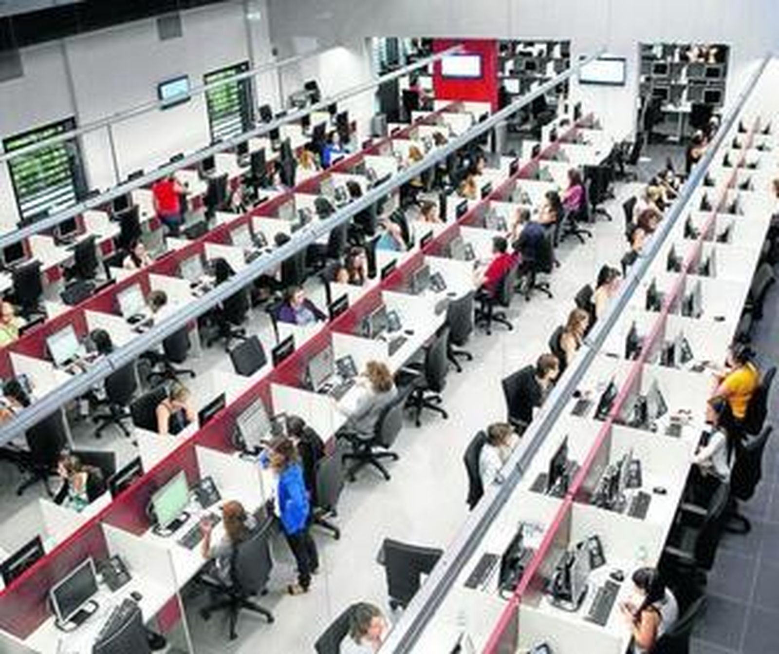 Trabajadores de Teleperformance, en las nuevas instalaciones de la multinacional francesa.