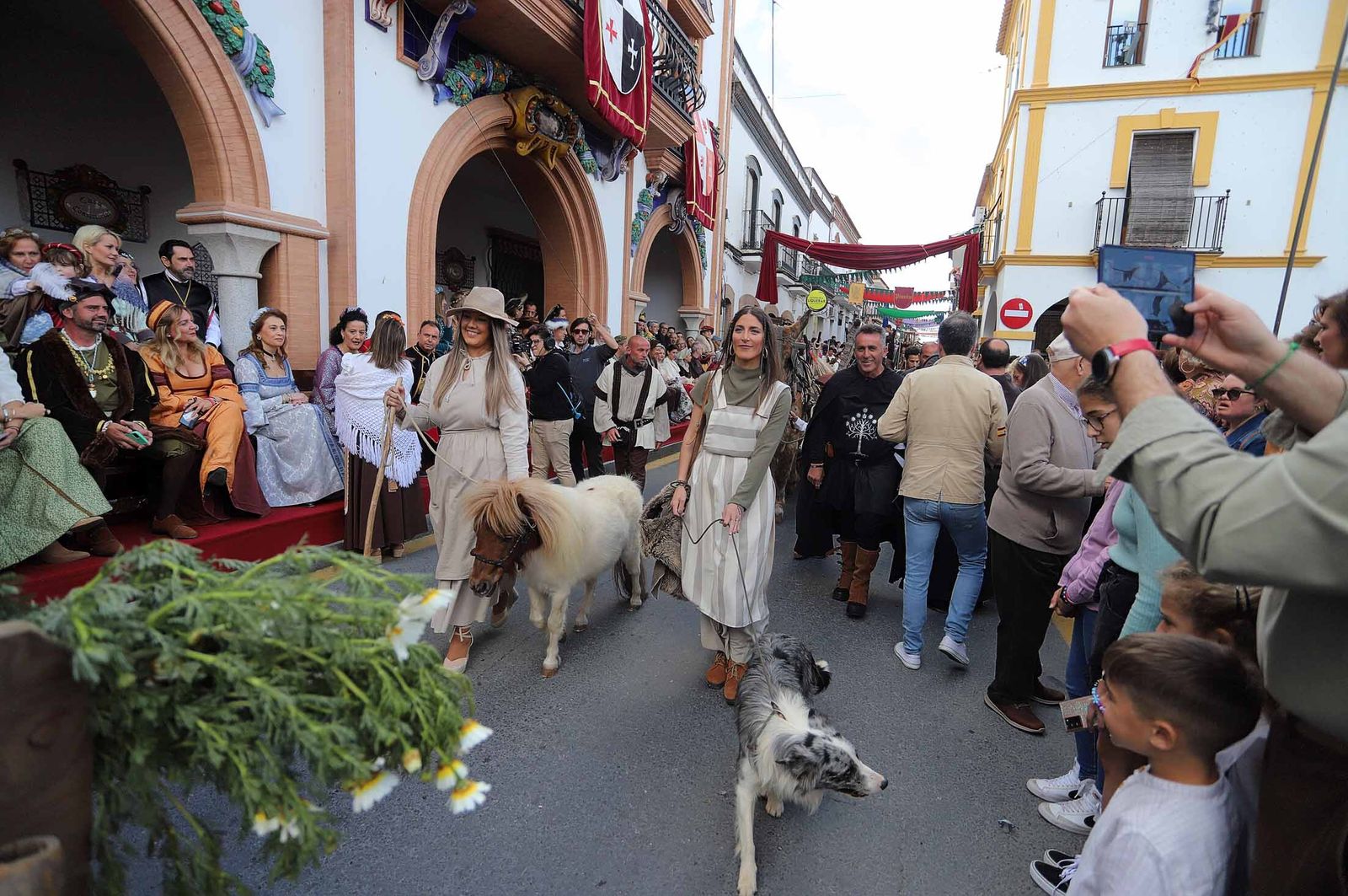 Imágenes del gran ambiente en la Feria Medieval de Palos de la Frontera, Huelva