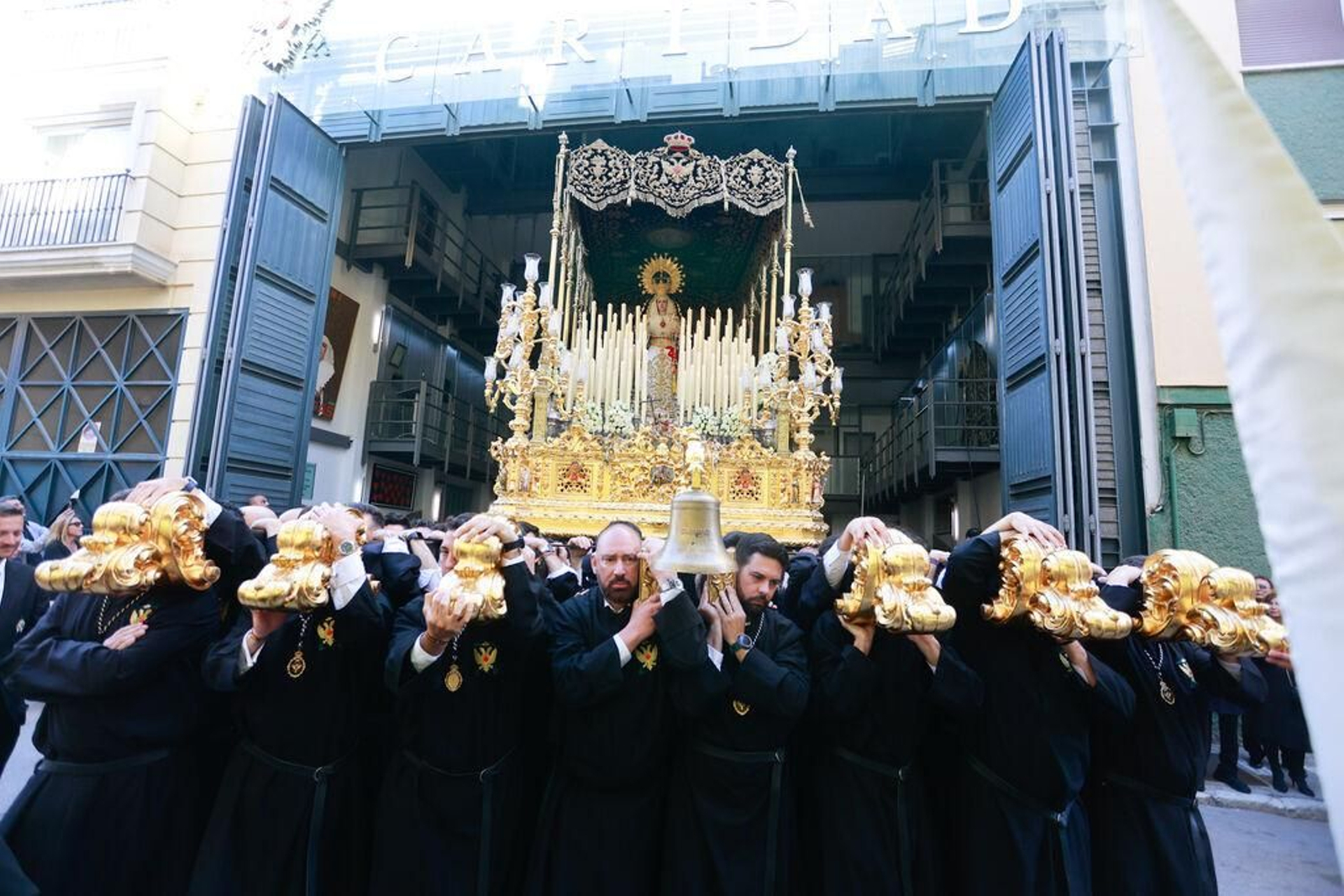 La Virgen de la Caridad sale de su casa hermandad el pasado Viernes Santo.