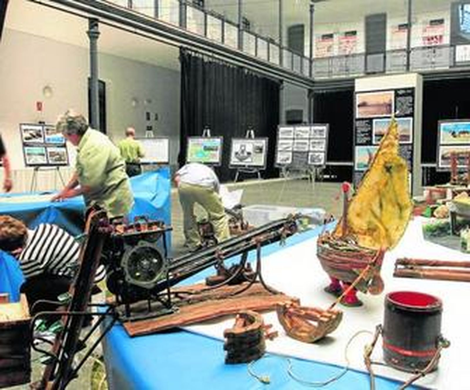 Miniatura de la máquina de las salinas y otros instrumentos.