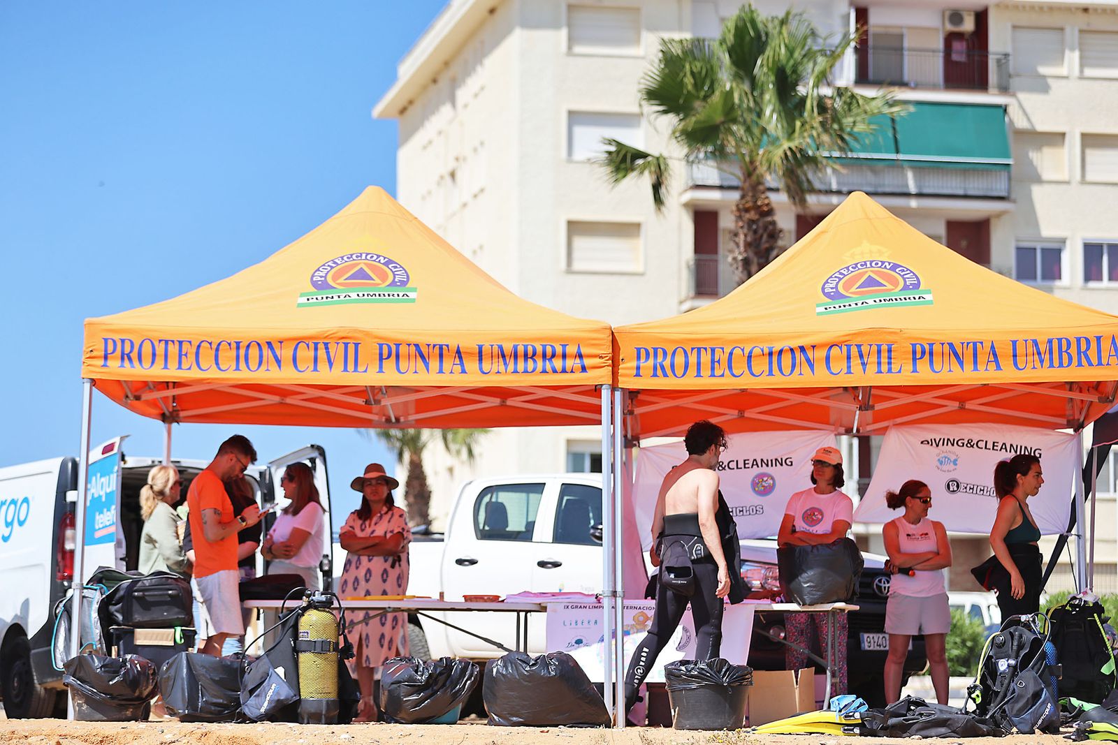 Imágenes de la gran recogida de residuos abandonados en el marco de la octava edición de '1m2 contra la basuraleza'. En la playa de la Canaleta.