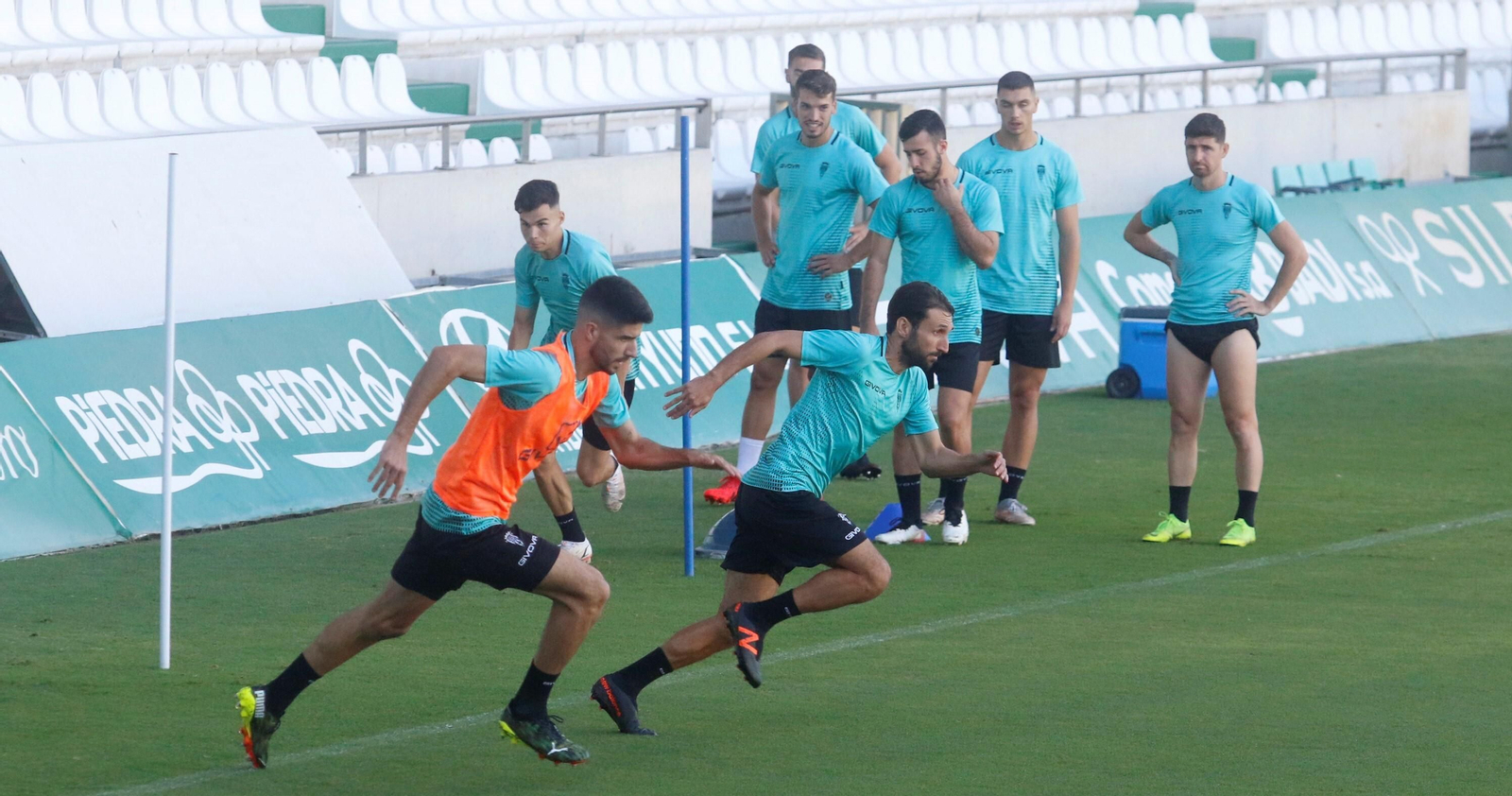 Visus y Álex Bernal hacen un 'sprint' en el entrenamiento de este sábado del Córdoba CF.